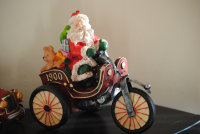 Der Weihnachtsmann auf dem Motorrad Figur Retro Antik desgine Weihnachten
