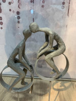 Dekorativer Paar Kuss Auf Kreise Poly Metal Grau J-Line Statue  Dekorative Edel