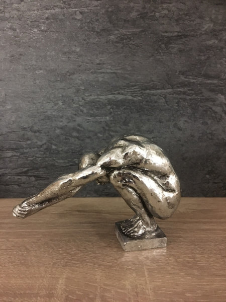 Deko Figur  Athlet Denker  Figur aus Polyresin silber  Schreibtisch