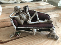 Totenkopf Figur auf Sofa Skull Gothic Buch Halloween Dekoration B22,5 cm