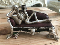 Totenkopf Figur auf Sofa Skull Gothic Buch Halloween Dekoration B22,5 cm