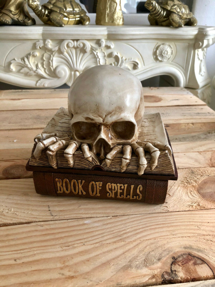 Totenschädel mit Figur Skull Gothic Buch Halloween Dekoration B 20cm, 32,95  €