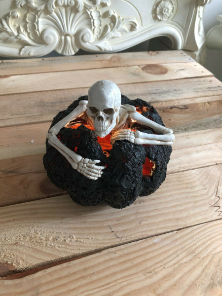 Totenschädel mit Figur mit LED Skull Gothic Kürbis Halloween Dekoration H19cm N2