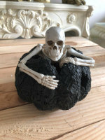 Totenschädel mit Figur  Skull Gothic Kürbis Halloween Dekoration H19cm N2