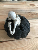 Totenschädel mit Figur  Skull Gothic Kürbis Halloween Dekoration H19cm N2