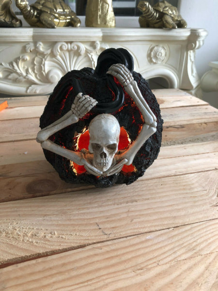 Totenschädel mit Figur  Skull Gothic Kürbis Halloween Dekoration H19cm