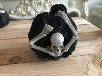 Totenschädel mit Figur  Skull Gothic Kürbis Halloween Dekoration H19cm