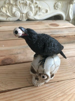 Totenschädel mit Figur Skull Gothic Rabe Halloween Dekoration H17 cm