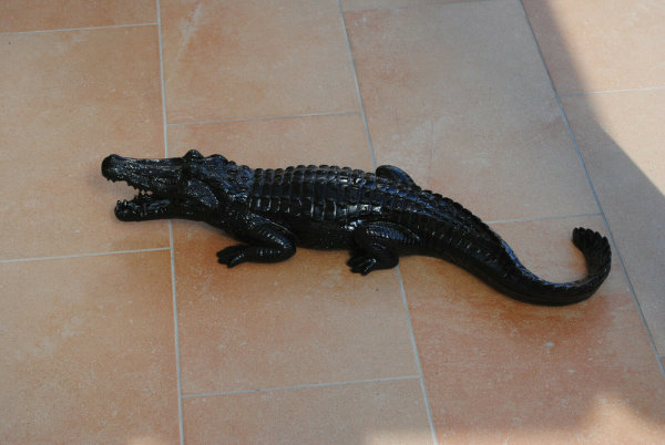 Krokodil Alligator 70cm Garten Gartenfigur Schwarz Gartenkrokodil Dekoration