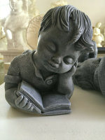 schönes Kind Junge liegend lesend Garten Figur Dekoration  Groß 30 cm Steingrau
