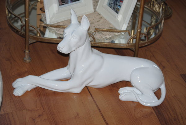 Edel Figur Dogge Hund liegend weiß Glanz Home Garten Haus Skulptur L59 cm