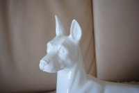 Edel Figur Dogge Hund liegend weiß Glanz Home Garten Haus Skulptur L59 cm