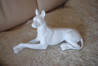Edel Figur Dogge Hund liegend weiß Glanz Home Garten Haus Skulptur L39 cm