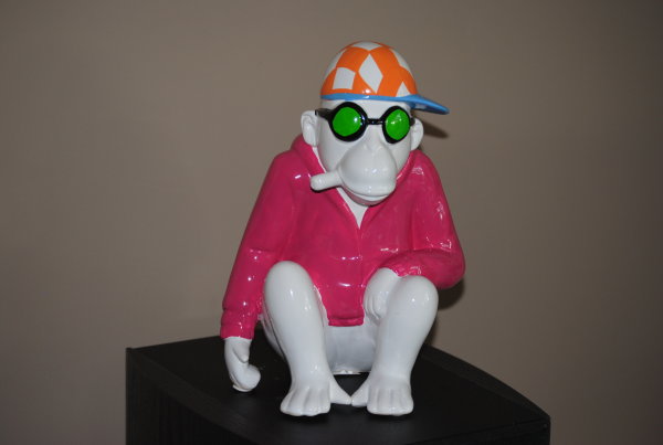 Figur  Skulptur Keramik Affe cool Crazy Cap Pink Bunt H27 cm
