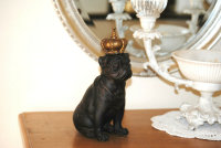 Dekofigur Figur Mops  mit Krone Hund Mopskönigin Shabby Geschenk H 21,5 cm